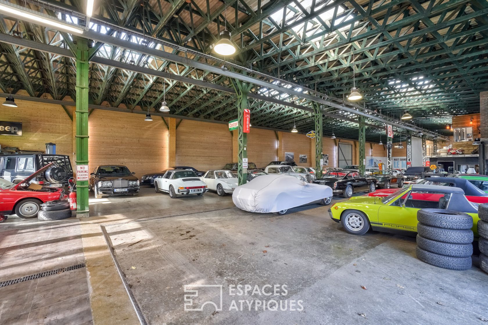 La halle industrielle avec ses voitures