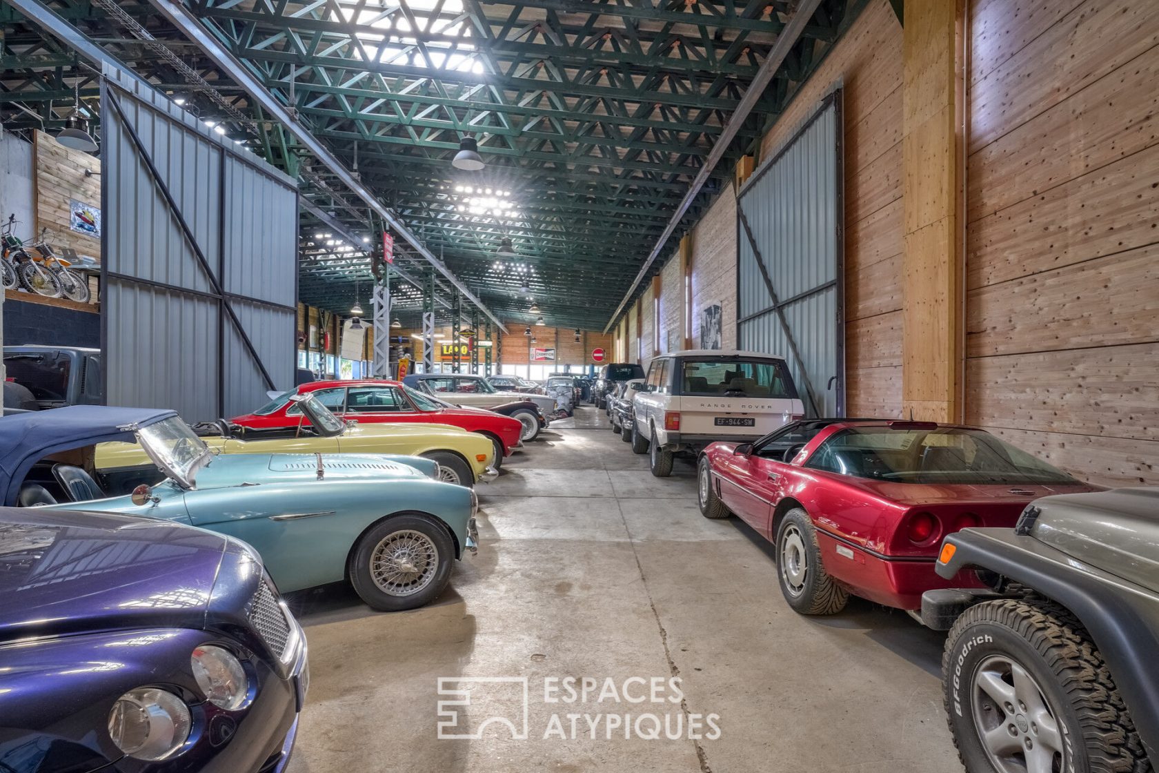 La halle industrielle avec ses voitures