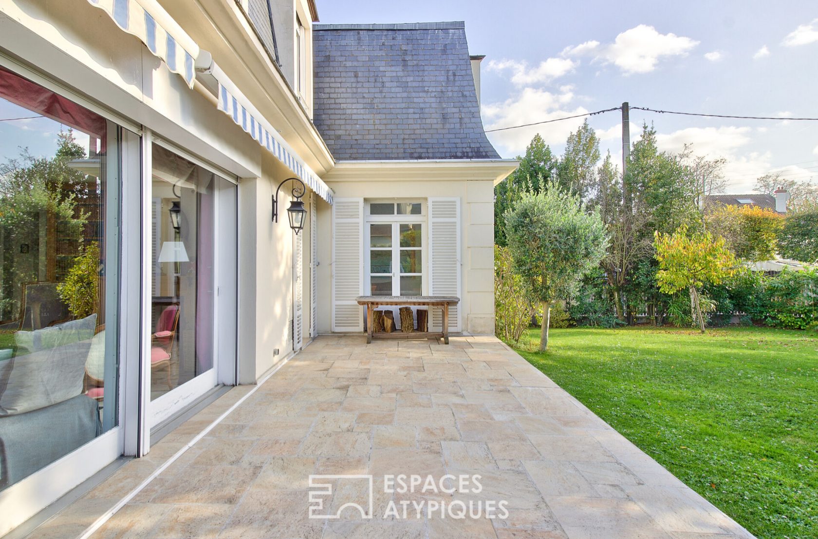 La maison blanche avec son jardin