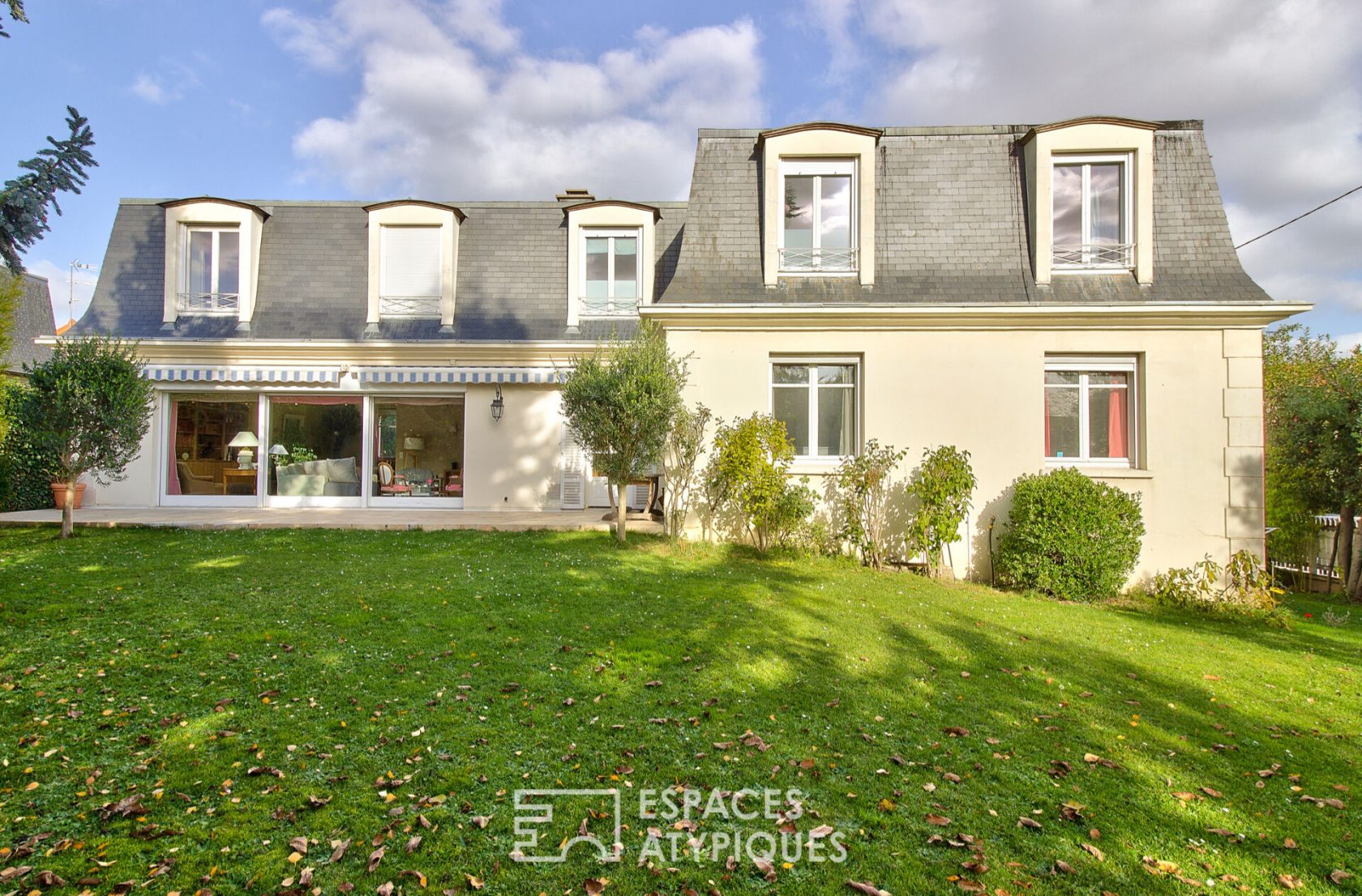 La maison blanche avec son jardin