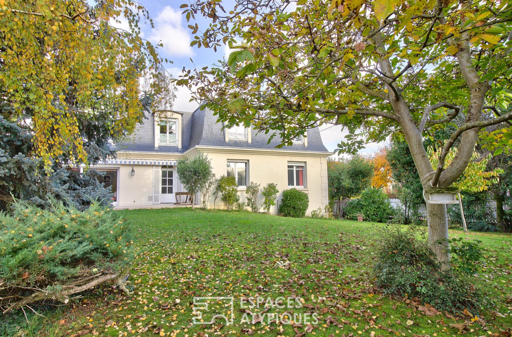 La maison blanche avec son jardin