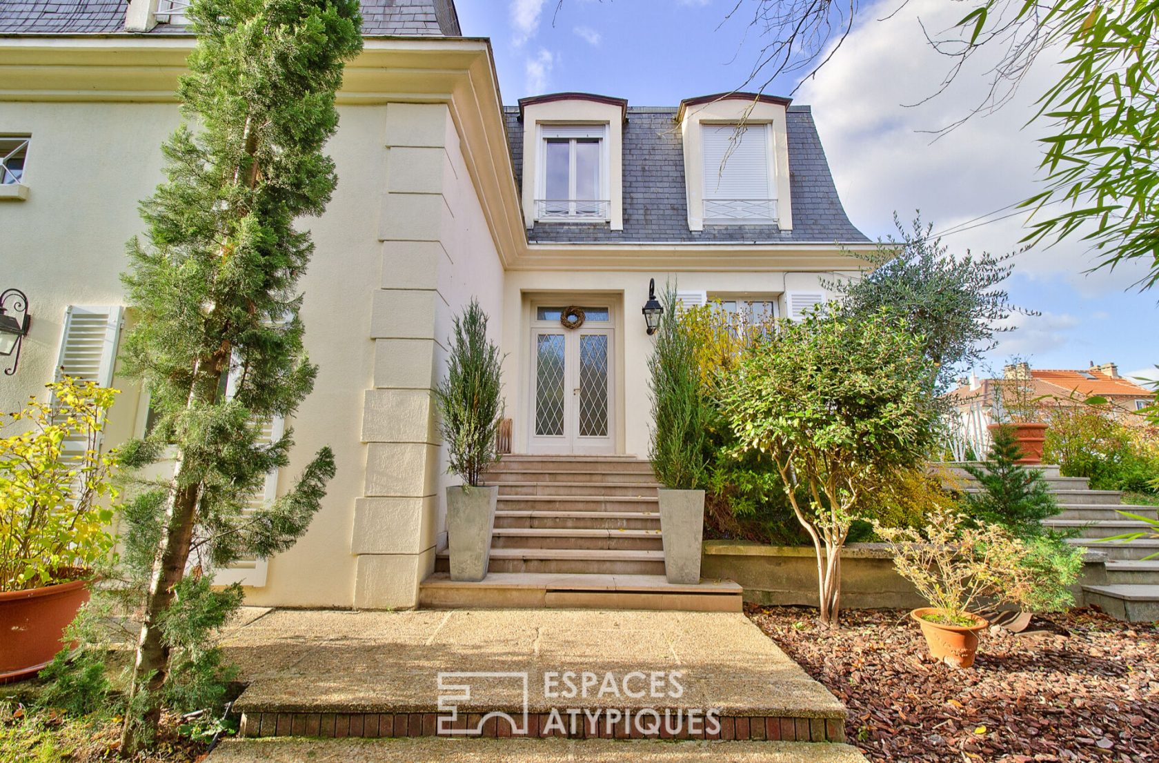 La maison blanche avec son jardin