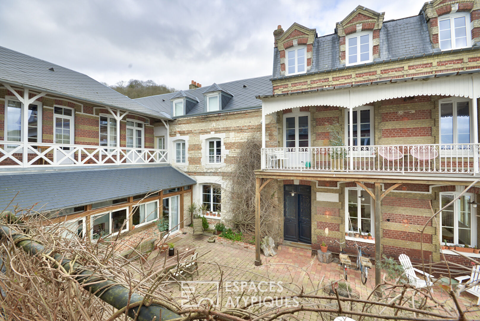 Shore house with Seine view