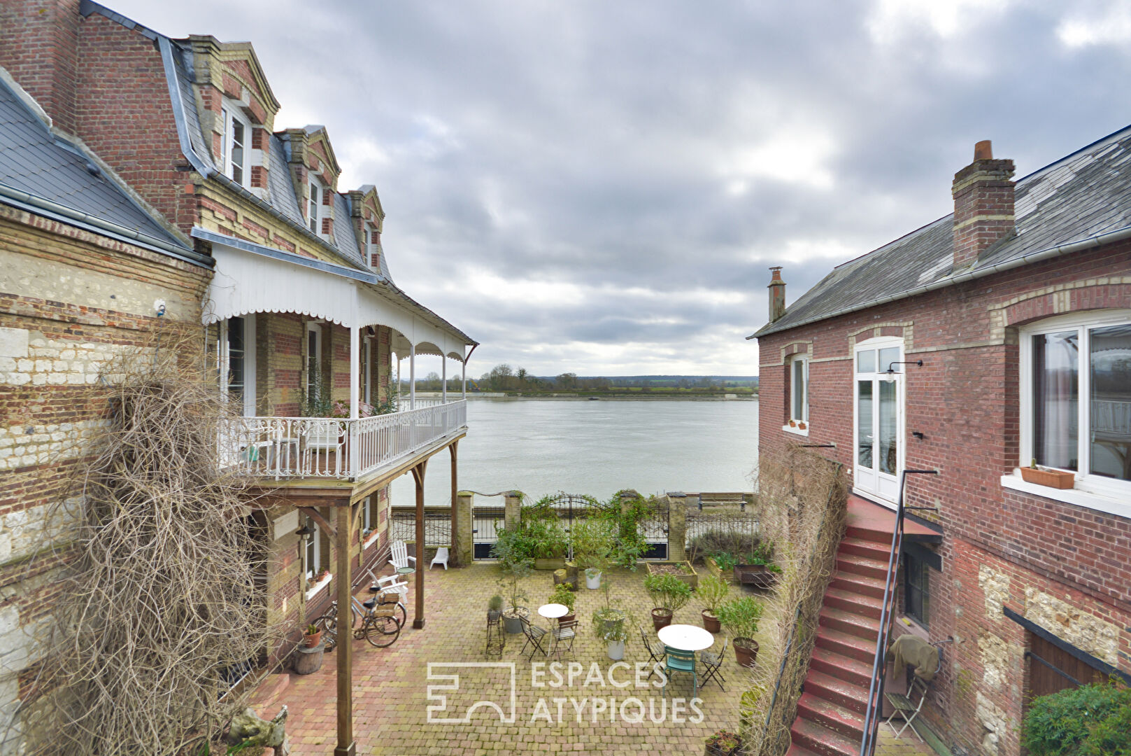 Shore house with Seine view