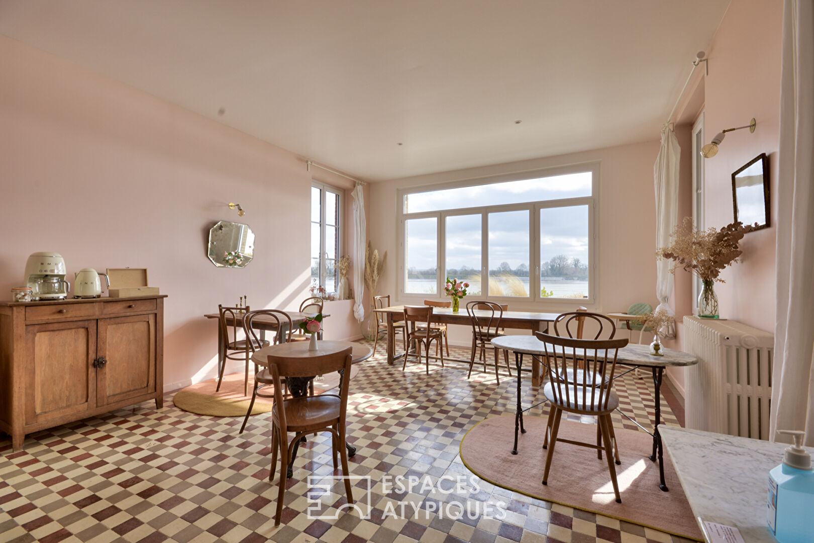 Shore house with Seine view