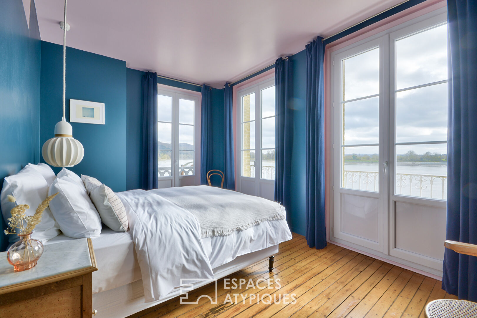 Shore house with Seine view