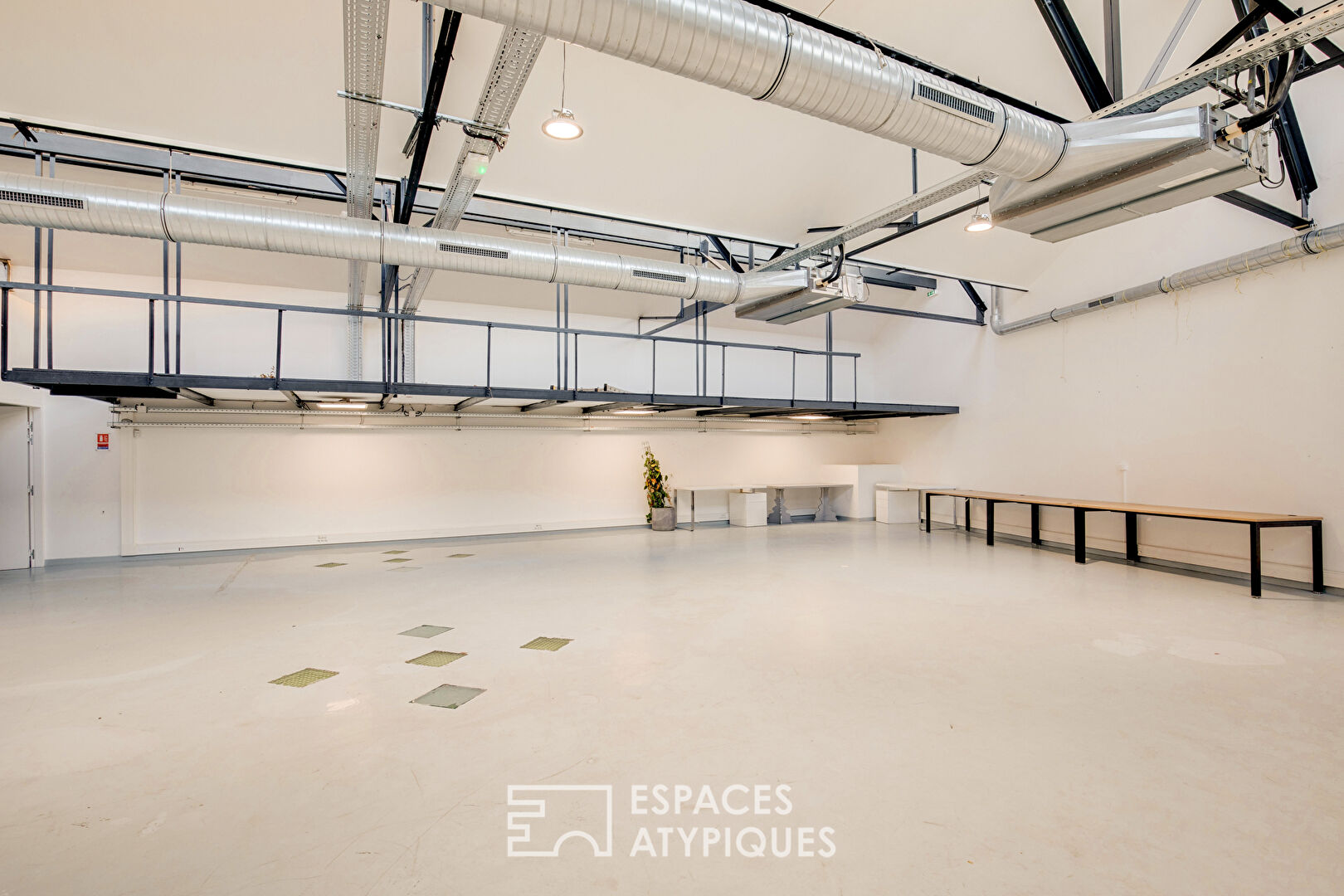Espace industriel blanc