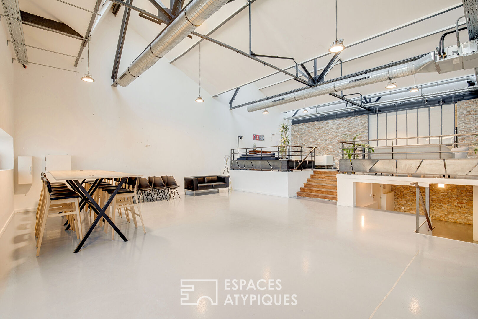 Espace industriel blanc