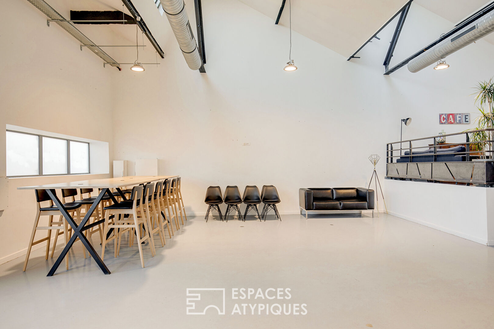 Espace industriel blanc