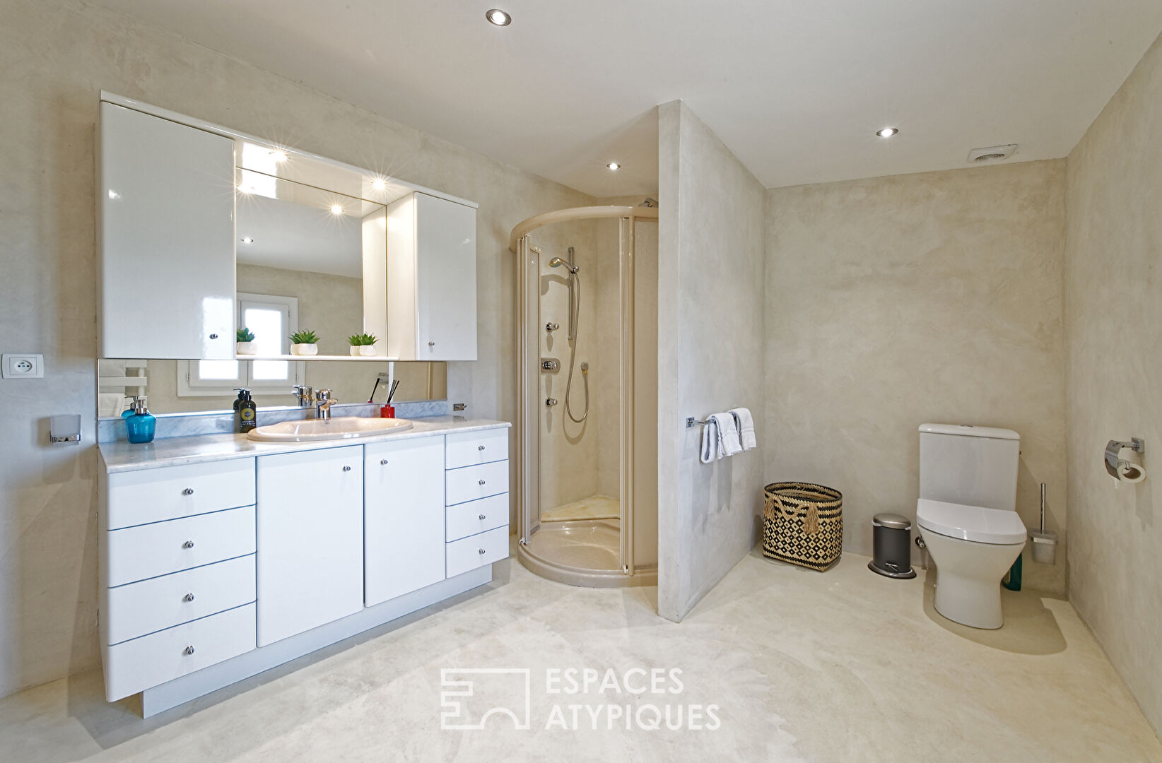 Provencal domain full of charm