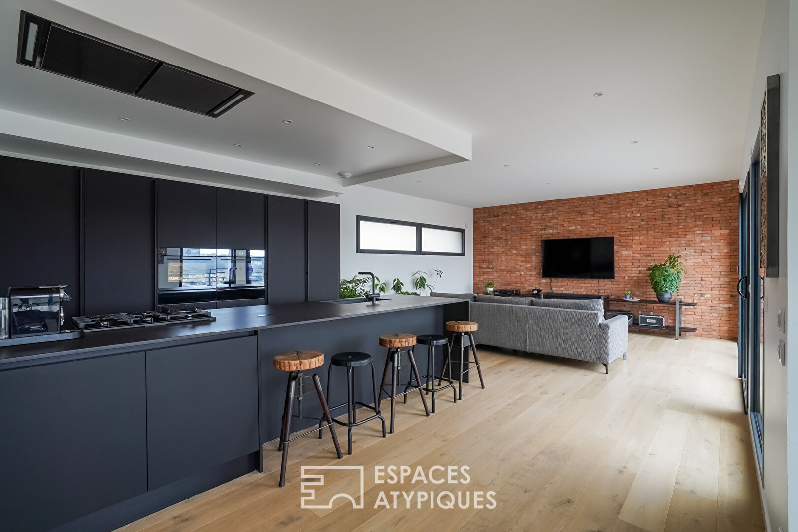 Contemporary house in the Paris region with view