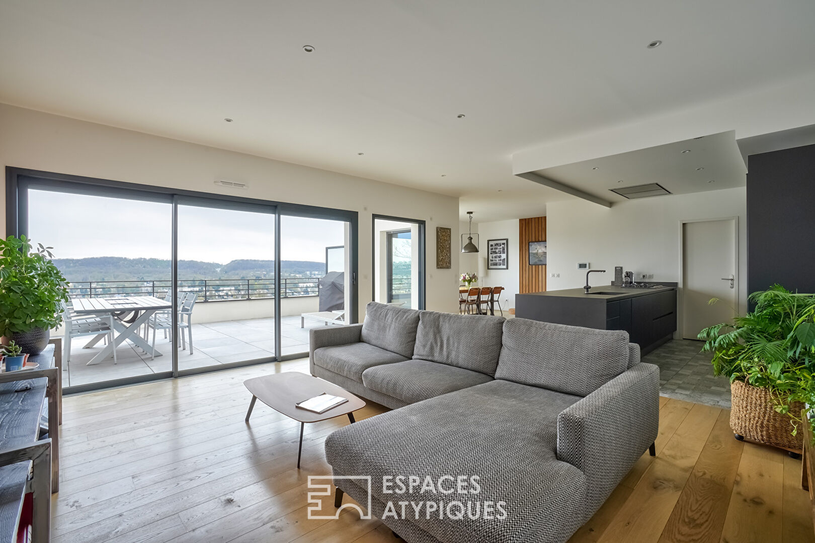 Contemporary house in the Paris region with view