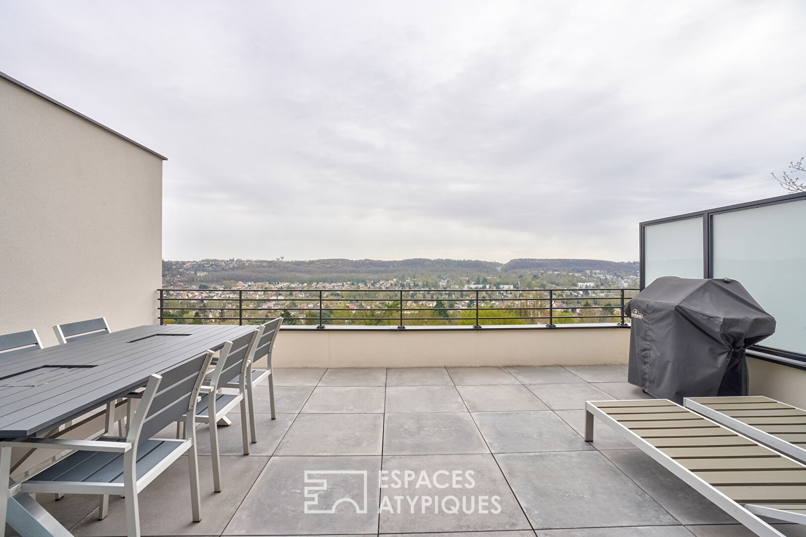 Contemporary house in the Paris region with view