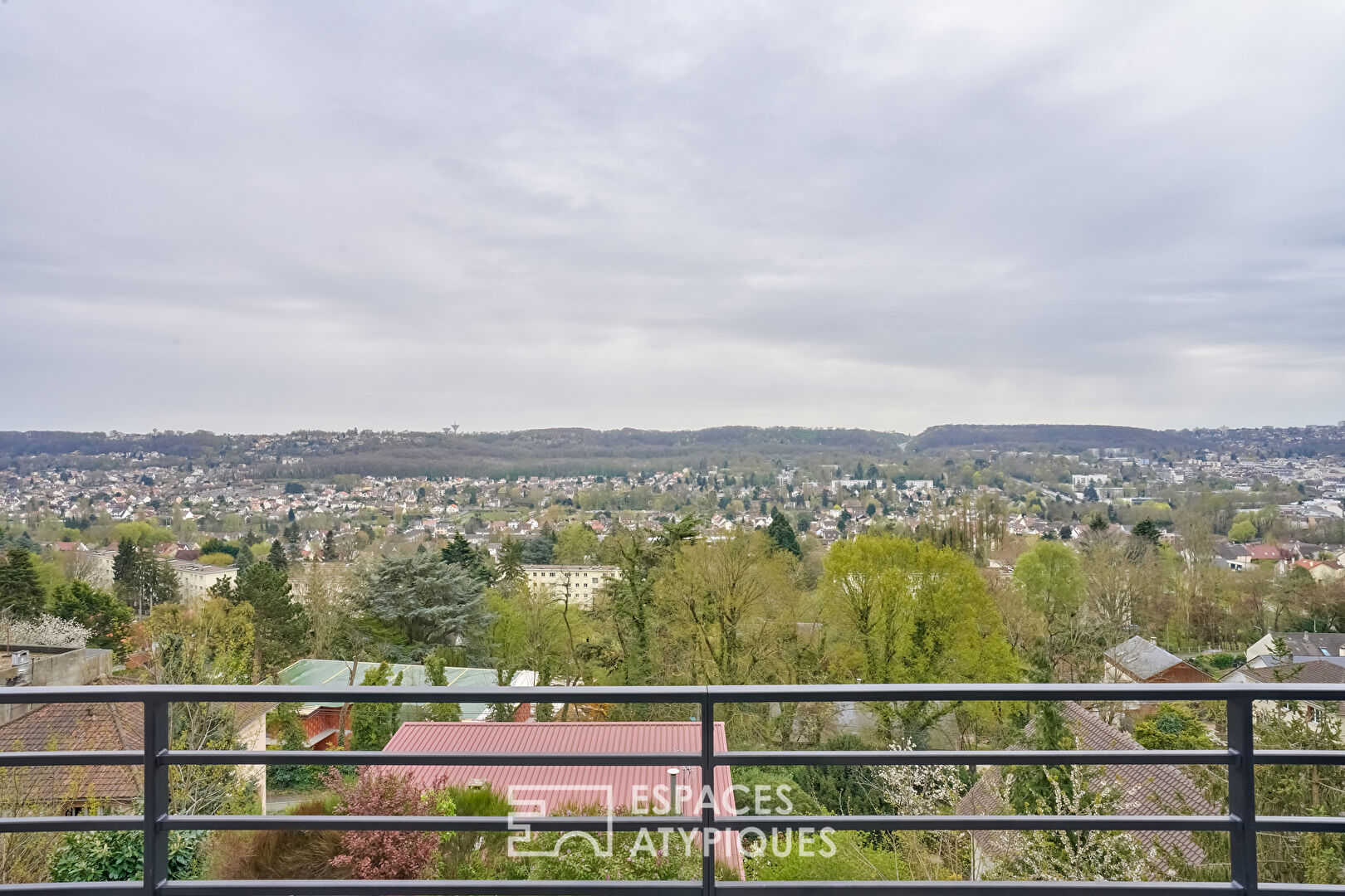 Contemporary house in the Paris region with view