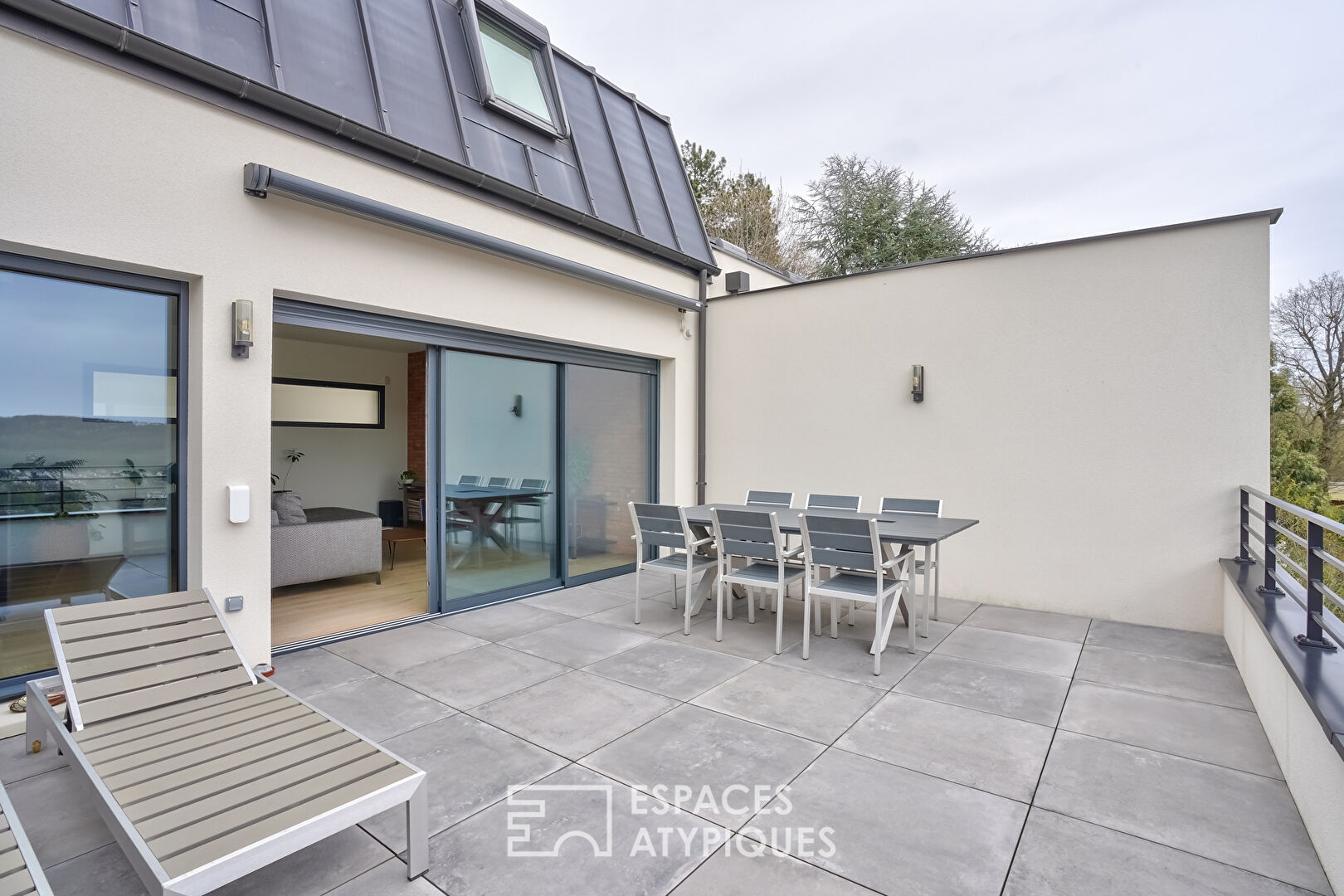Contemporary house in the Paris region with view