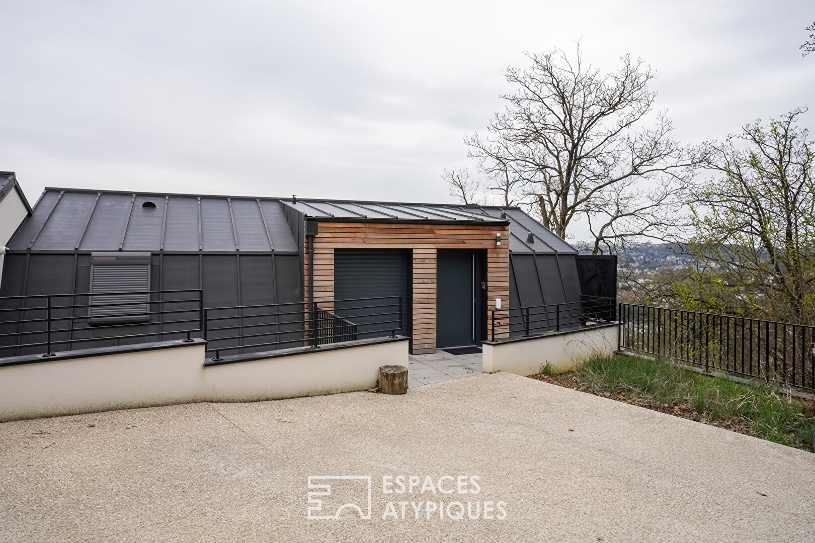 Contemporary house in the Paris region with view