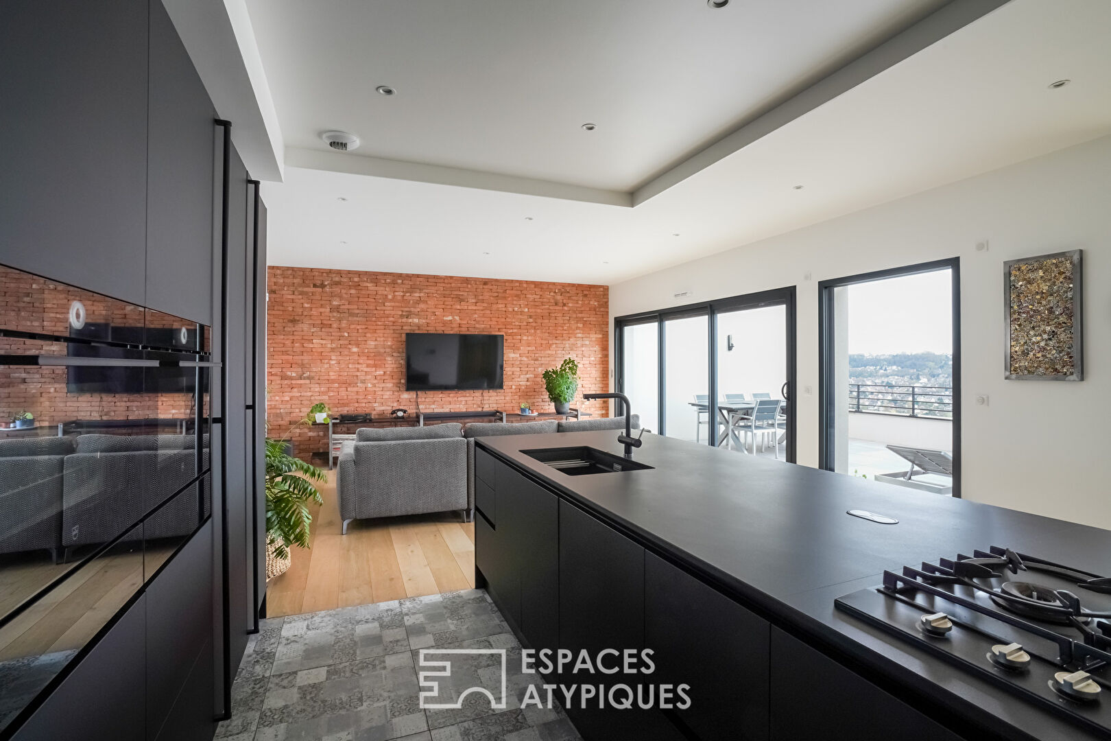 Contemporary house in the Paris region with view