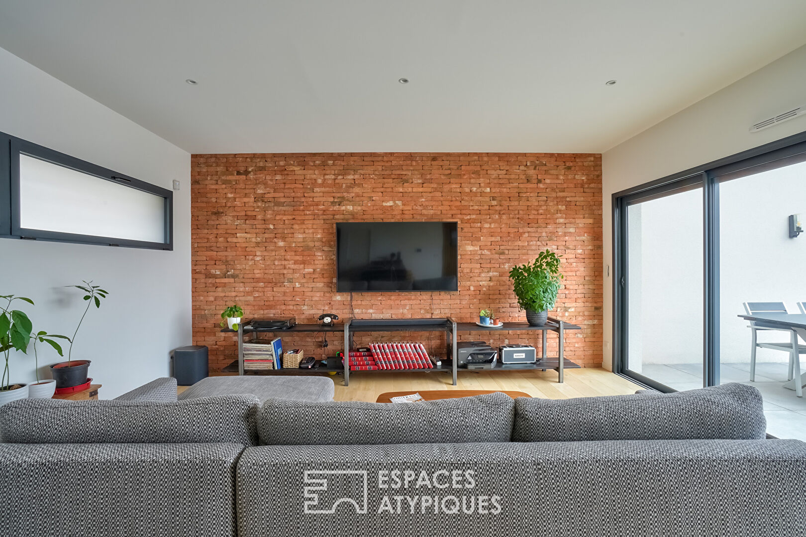 Contemporary house in the Paris region with view