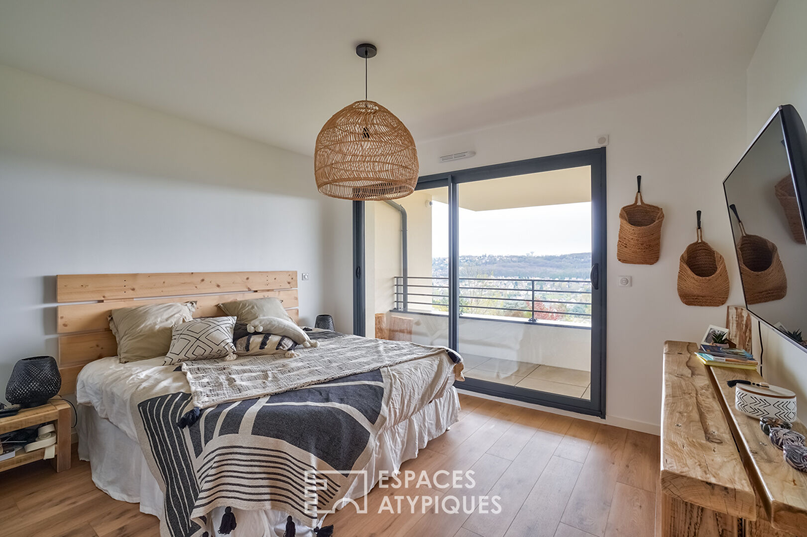 Contemporary house in the Paris region with view