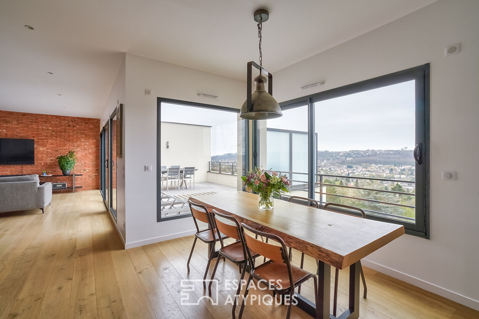 Maison contemporaine en région parisienne avec vue