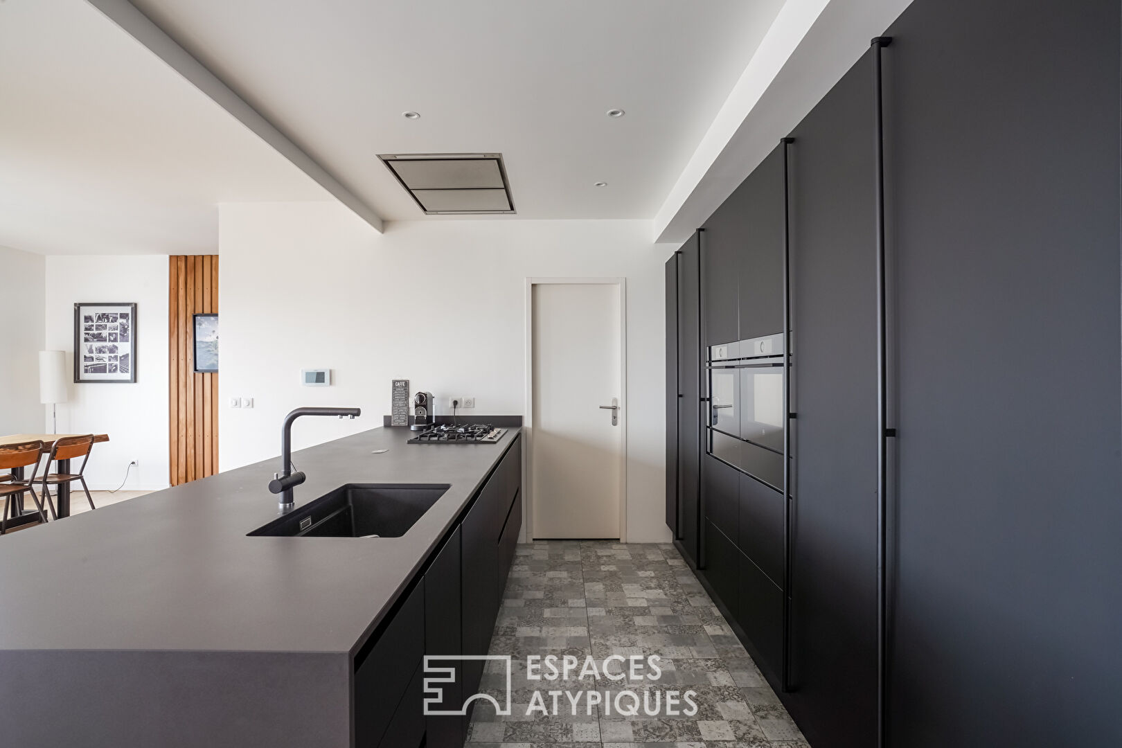 Contemporary house in the Paris region with view