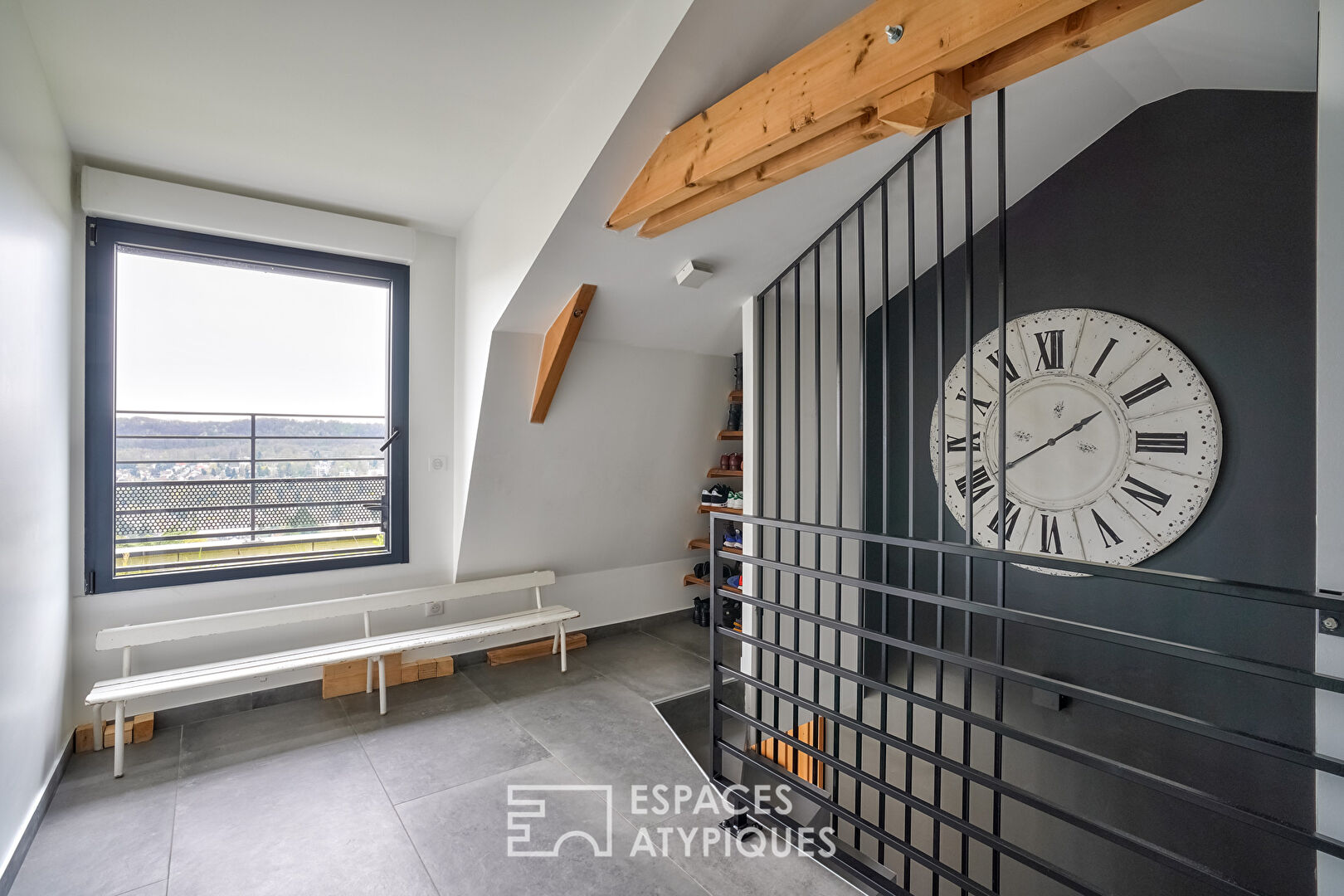 Contemporary house in the Paris region with view