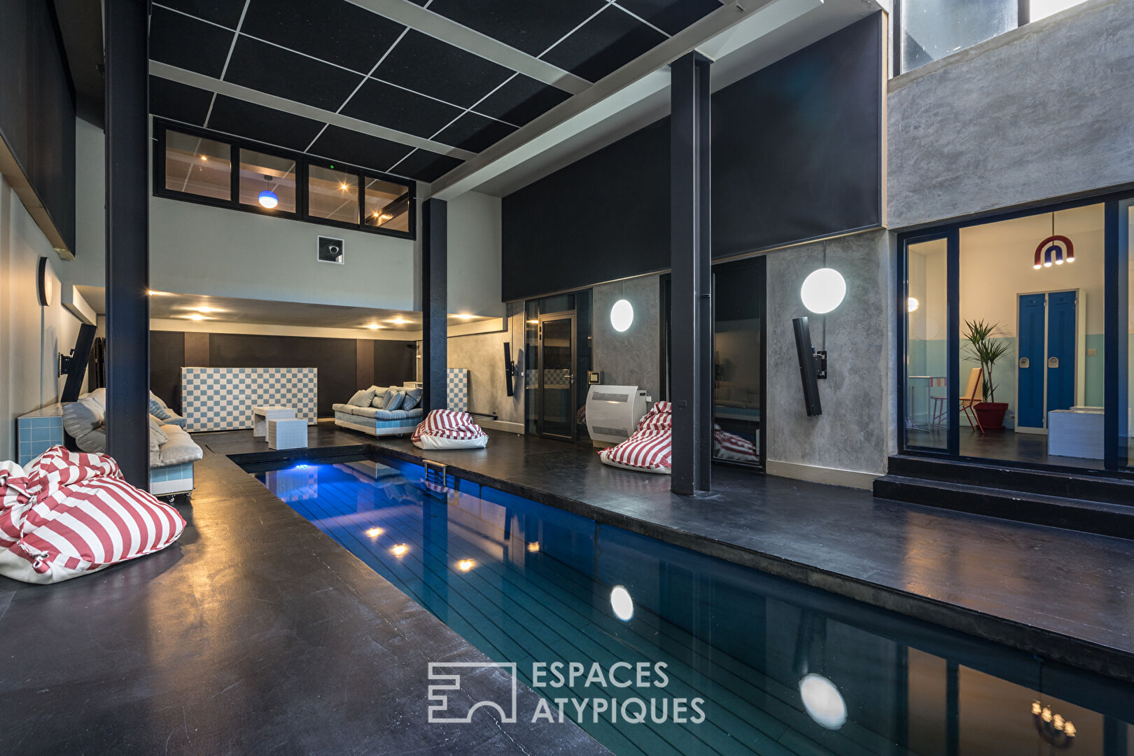 Espace de travail avec piscine
