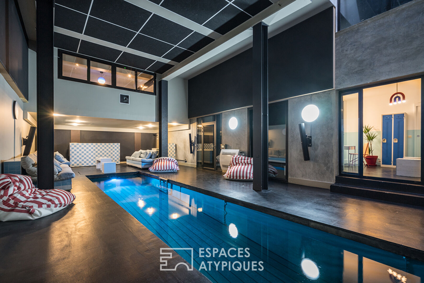Espace de travail avec piscine