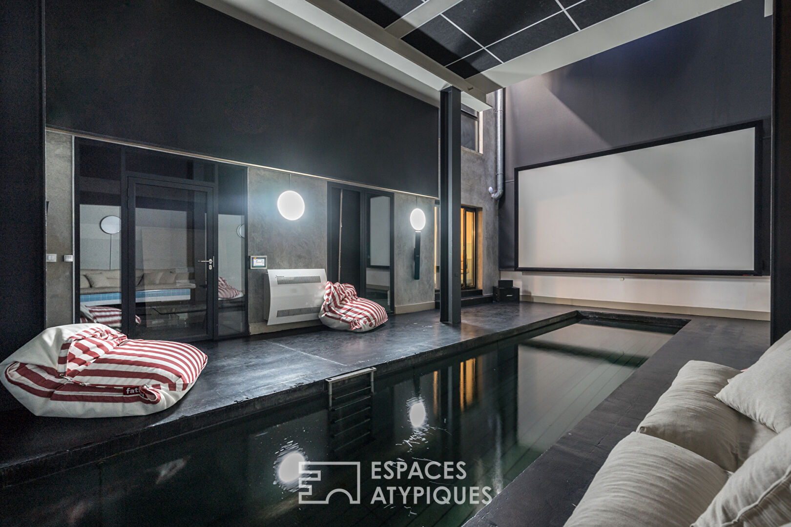 Espace de travail avec piscine