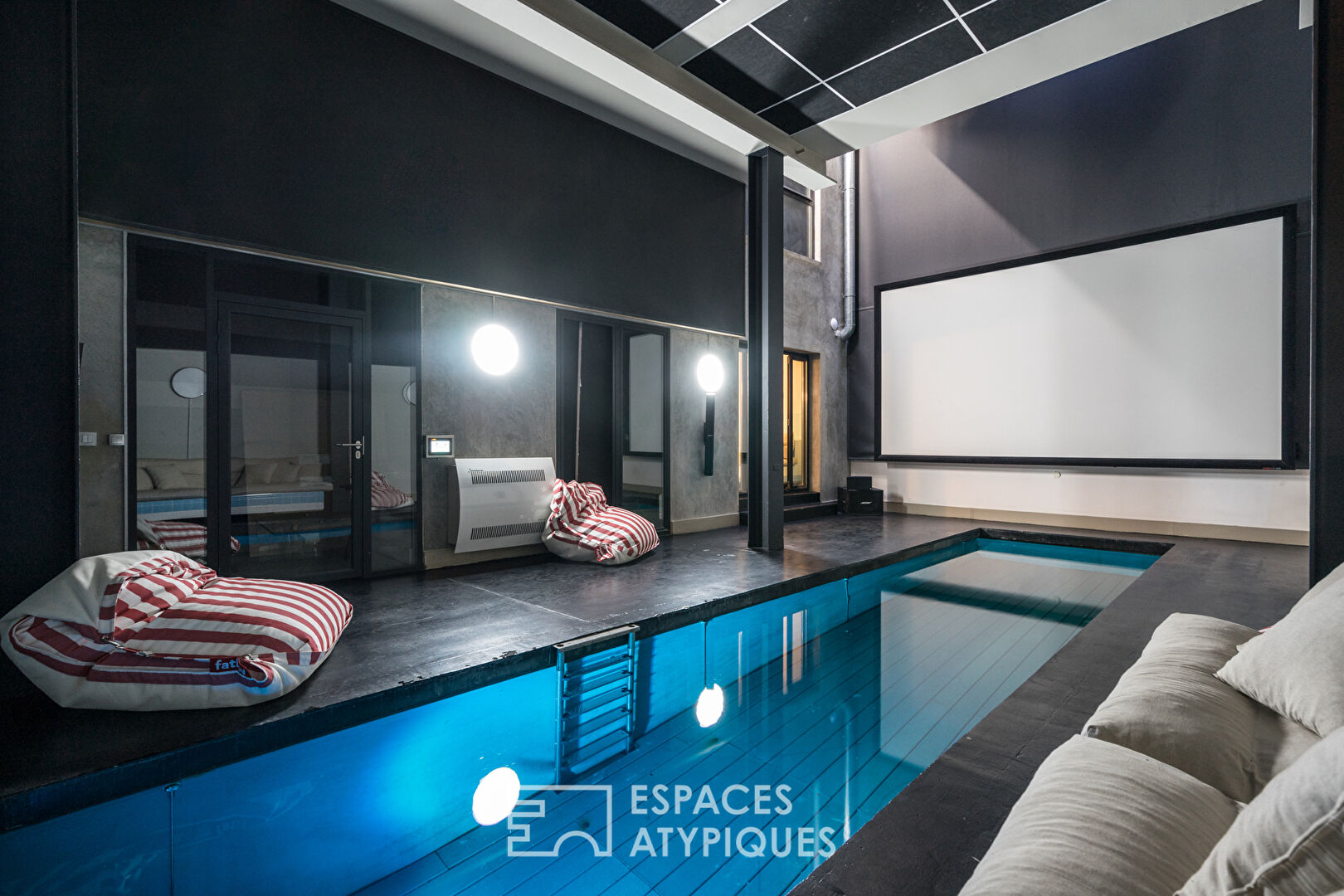 Espace de travail avec piscine
