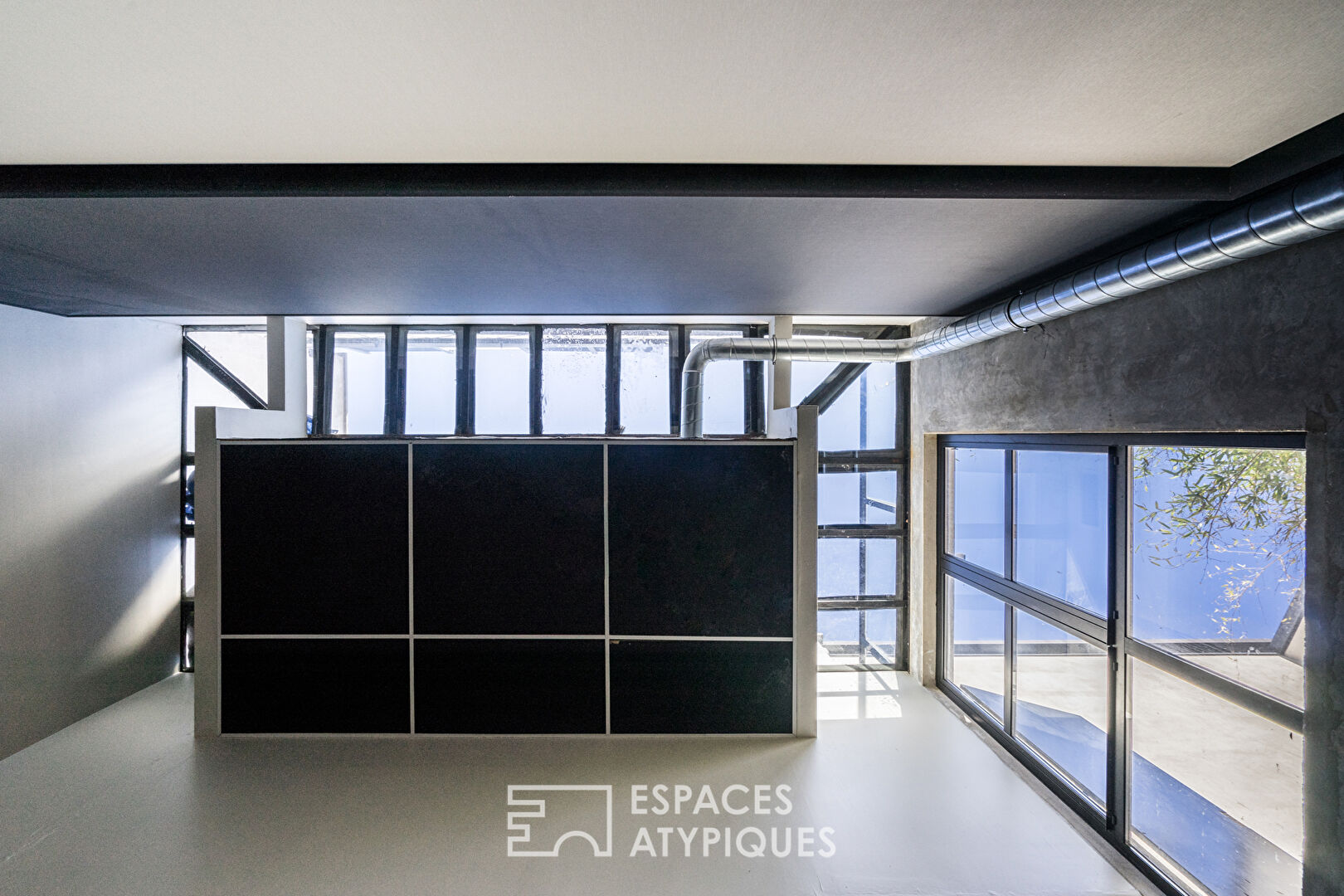 Espace de travail avec piscine