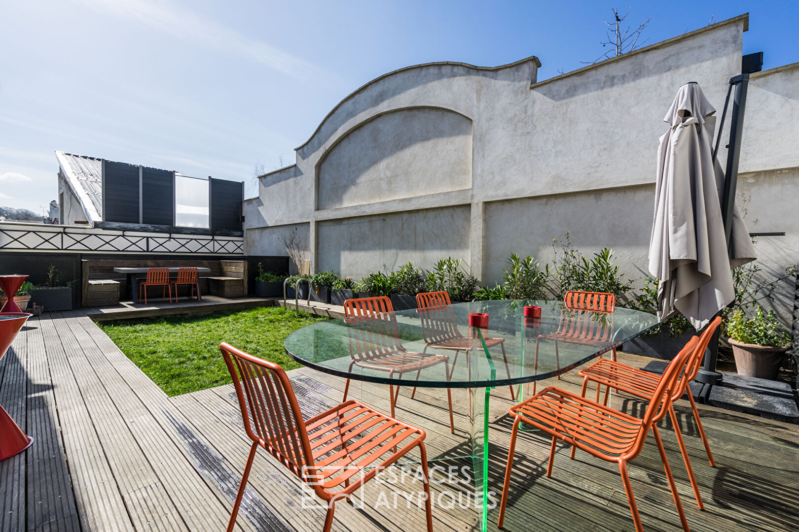 Espace de travail avec piscine