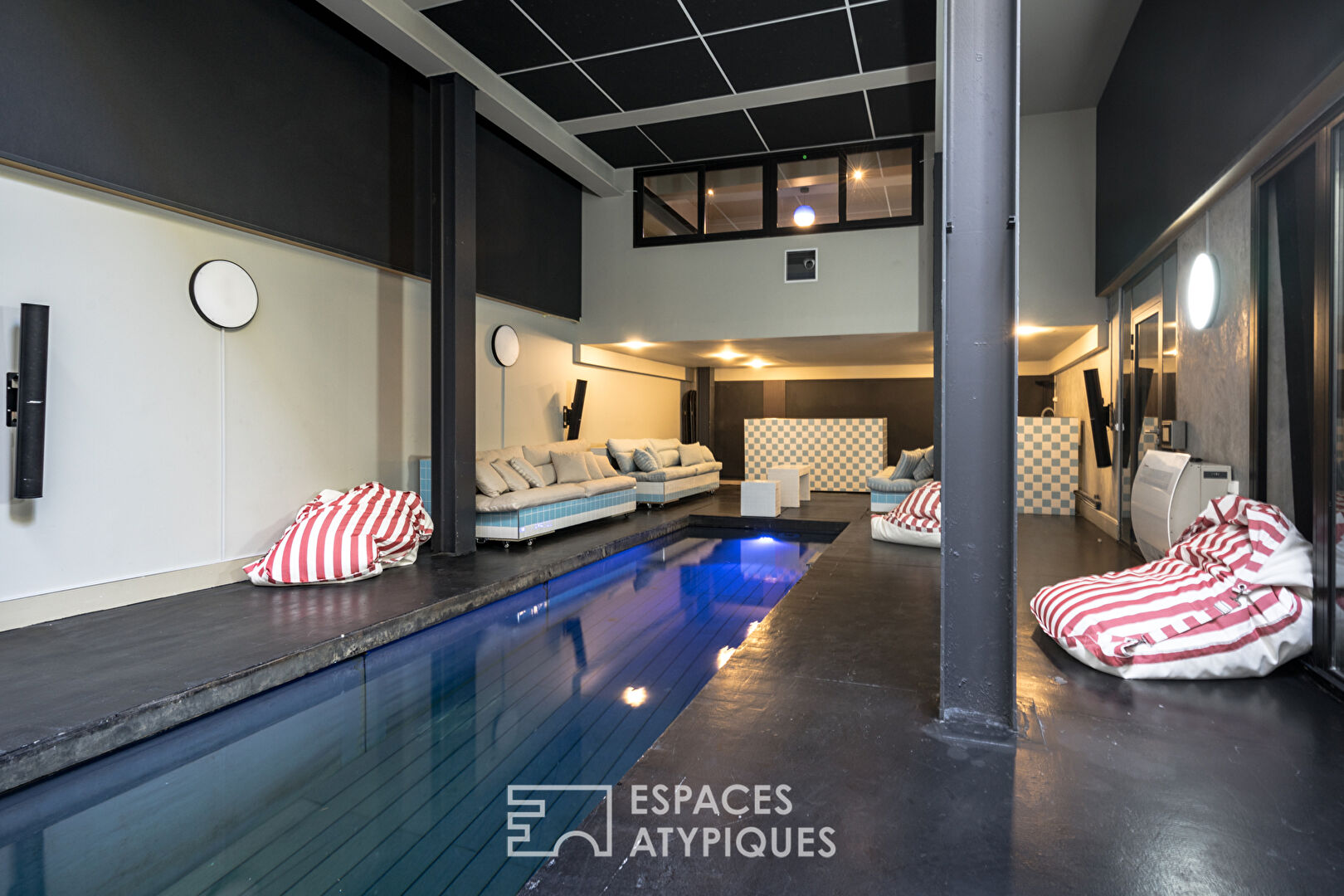 Espace de travail avec piscine