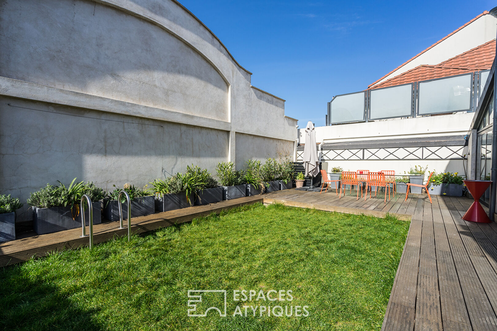 Espace de travail avec piscine