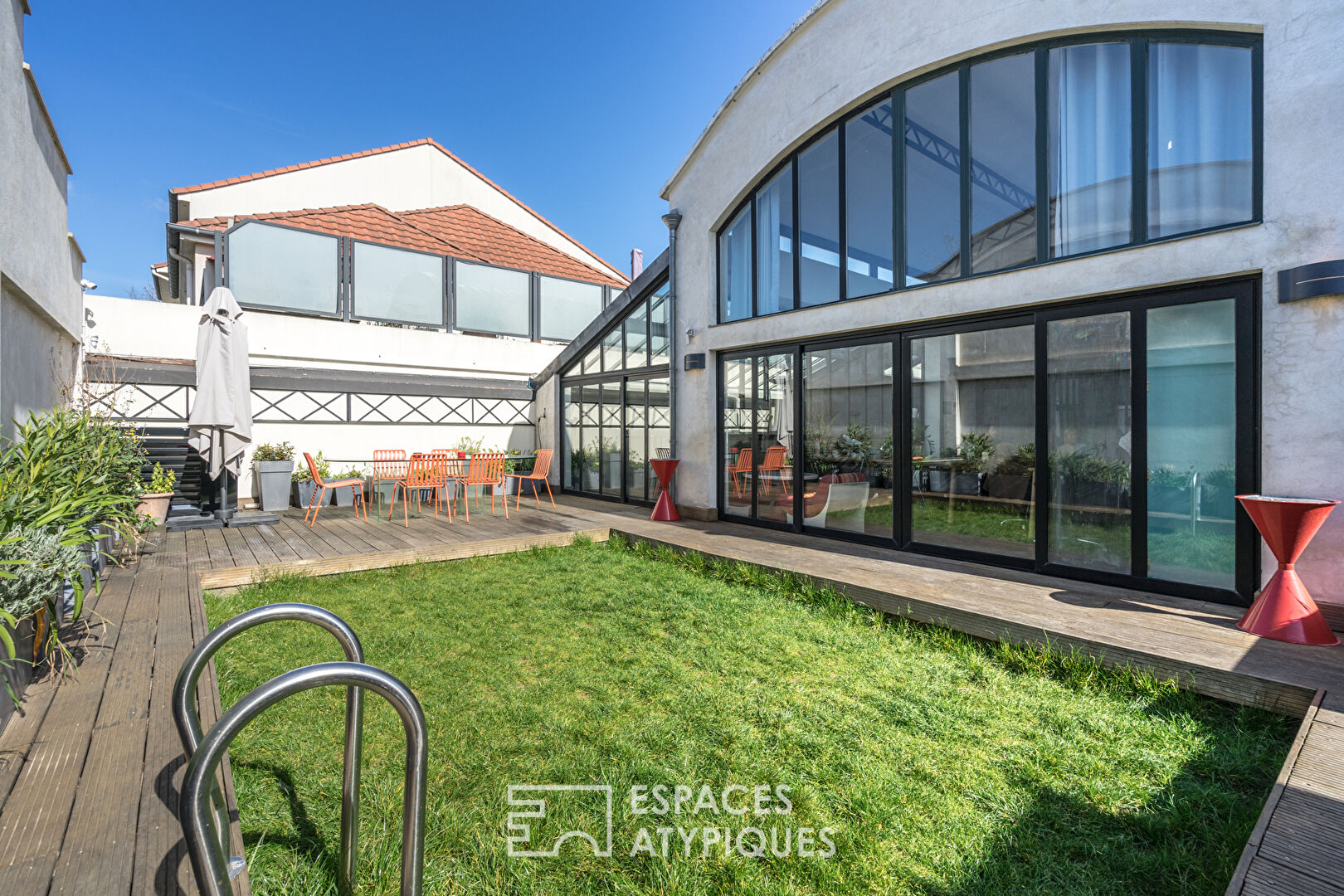 Espace de travail avec piscine
