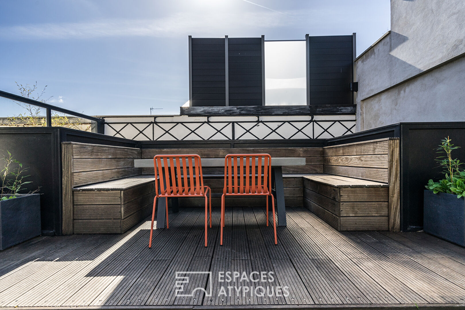 Espace de travail avec piscine