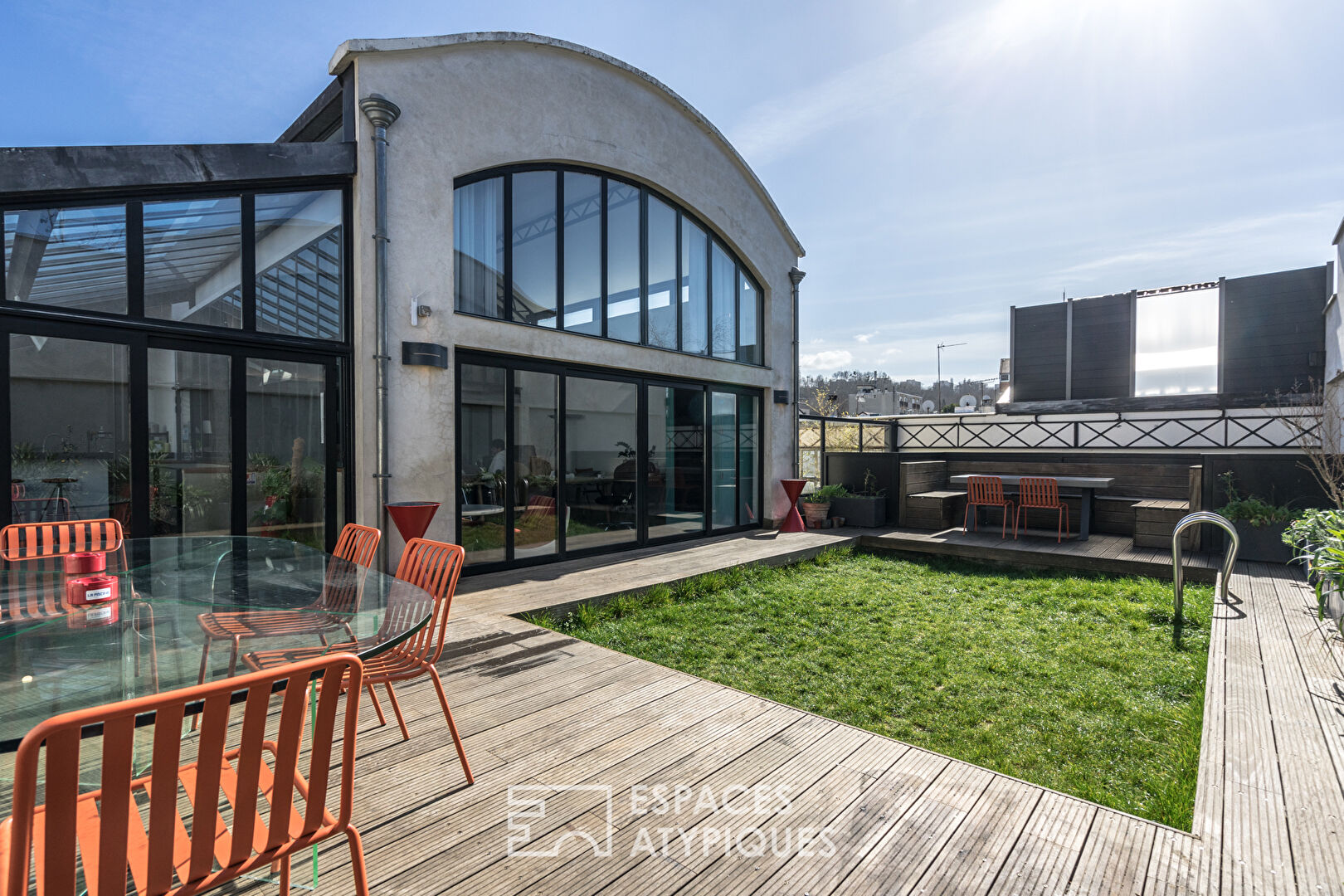 Espace de travail avec piscine