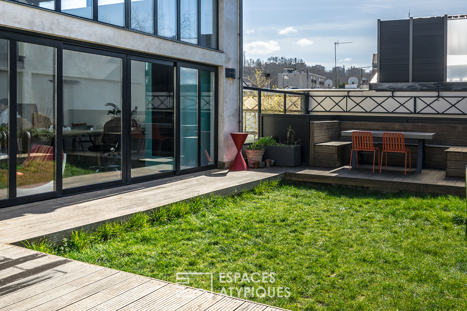Espace de travail avec piscine