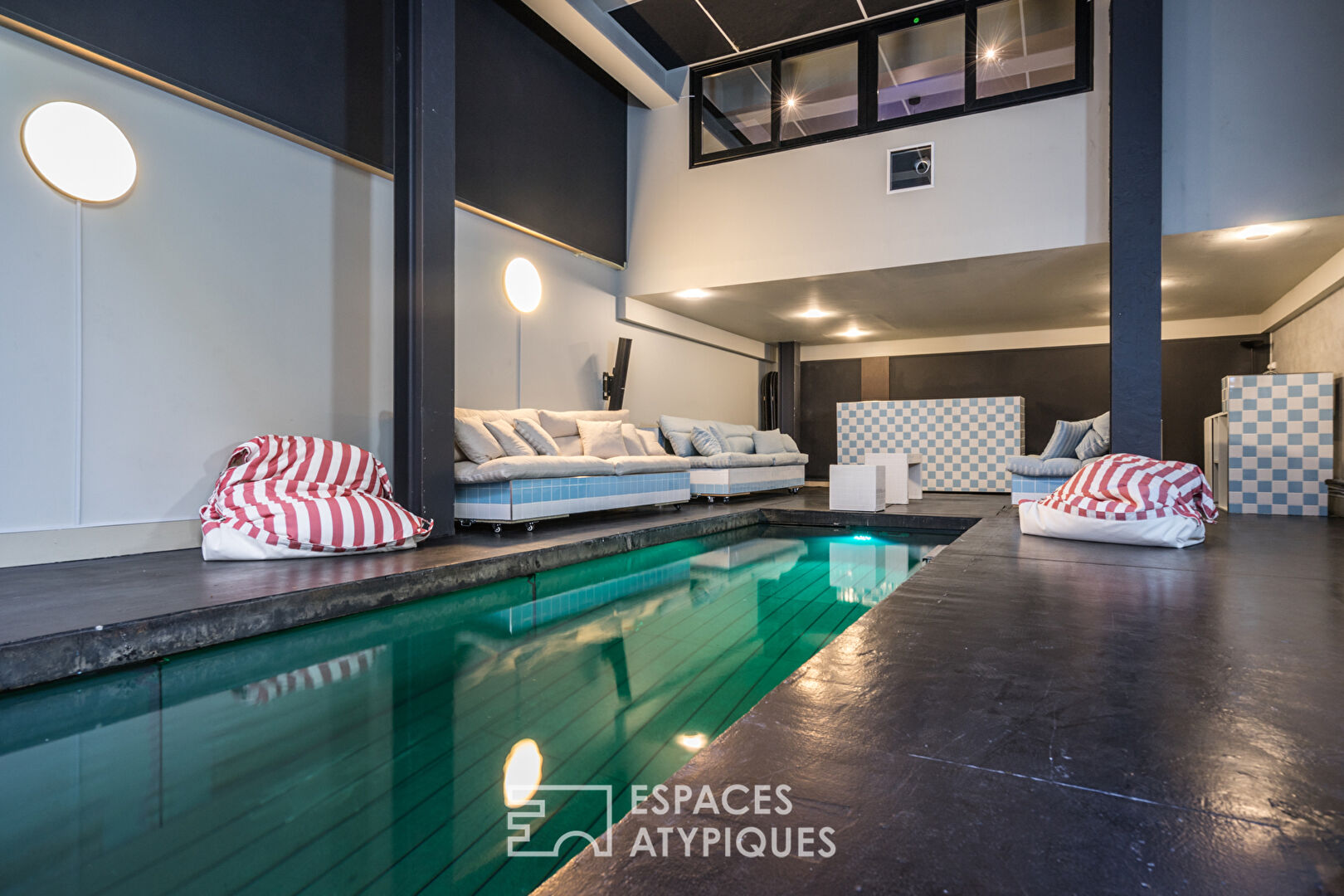 Espace de travail avec piscine