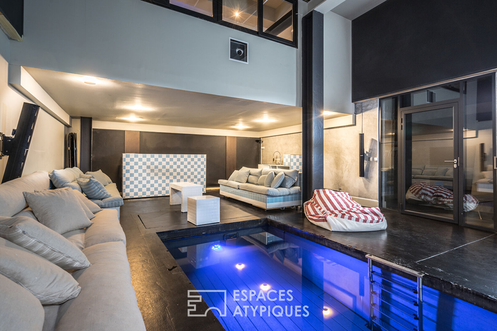 Espace de travail avec piscine