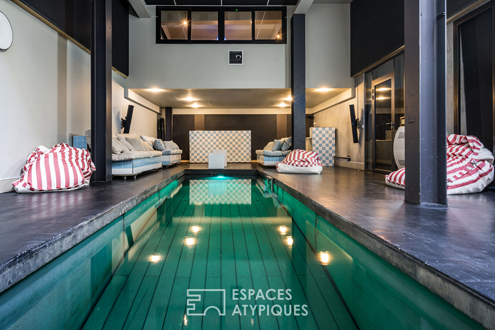 Espace de travail avec piscine