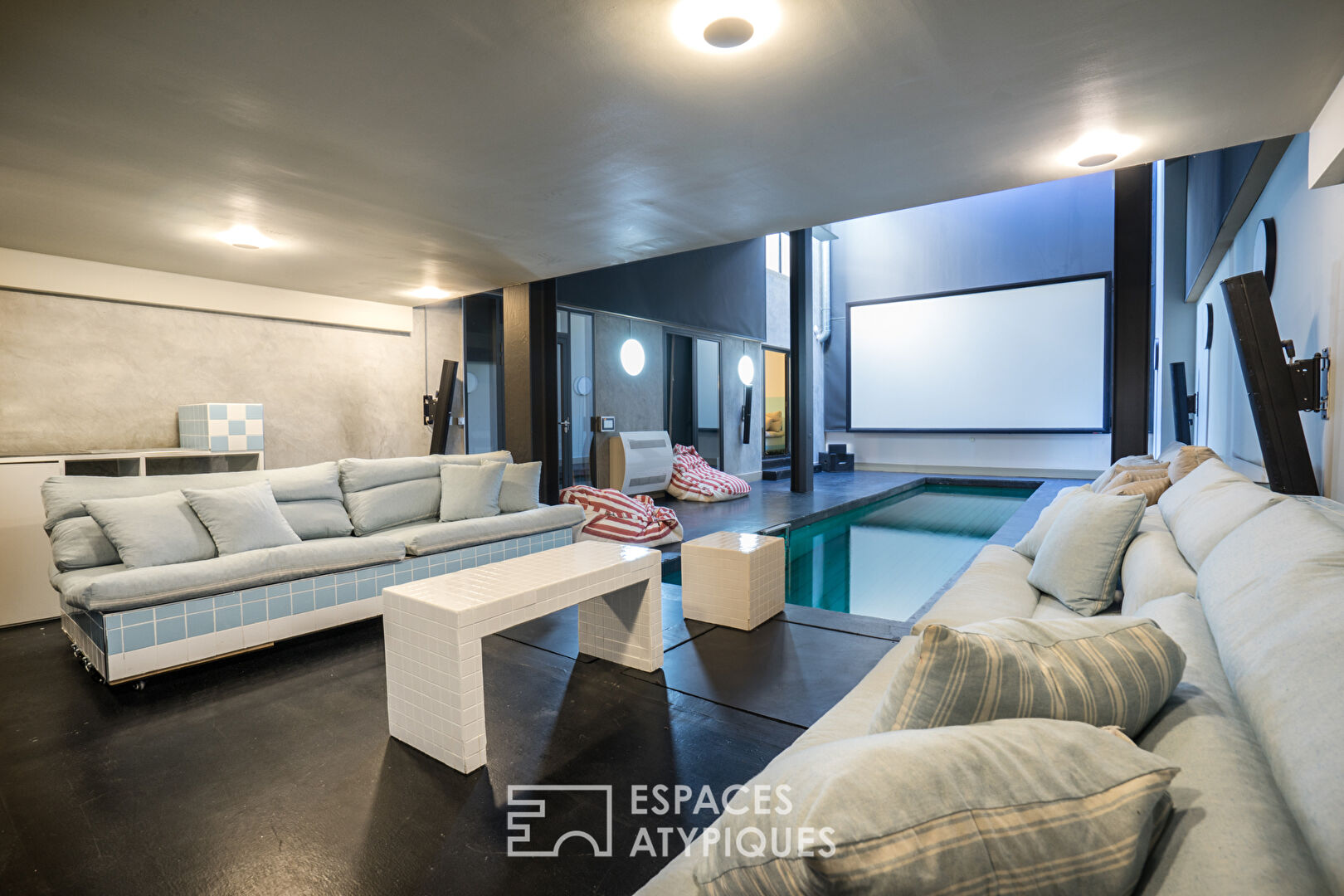 Espace de travail avec piscine