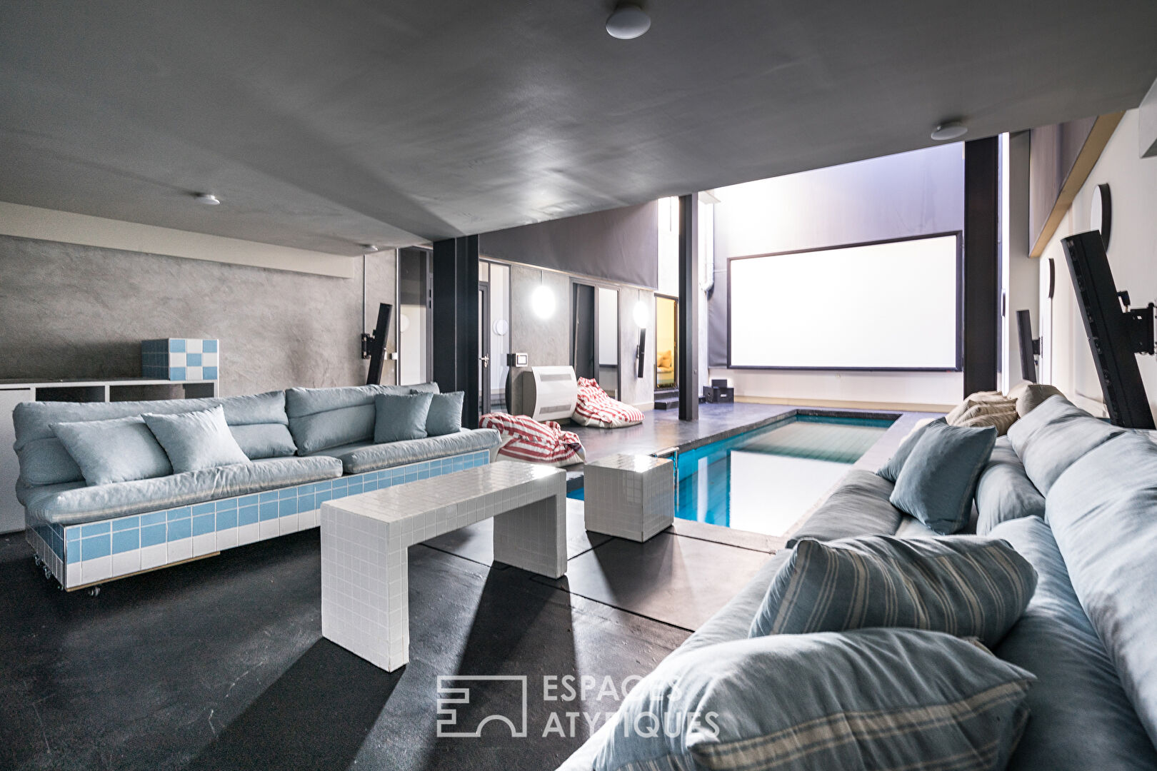 Espace de travail avec piscine