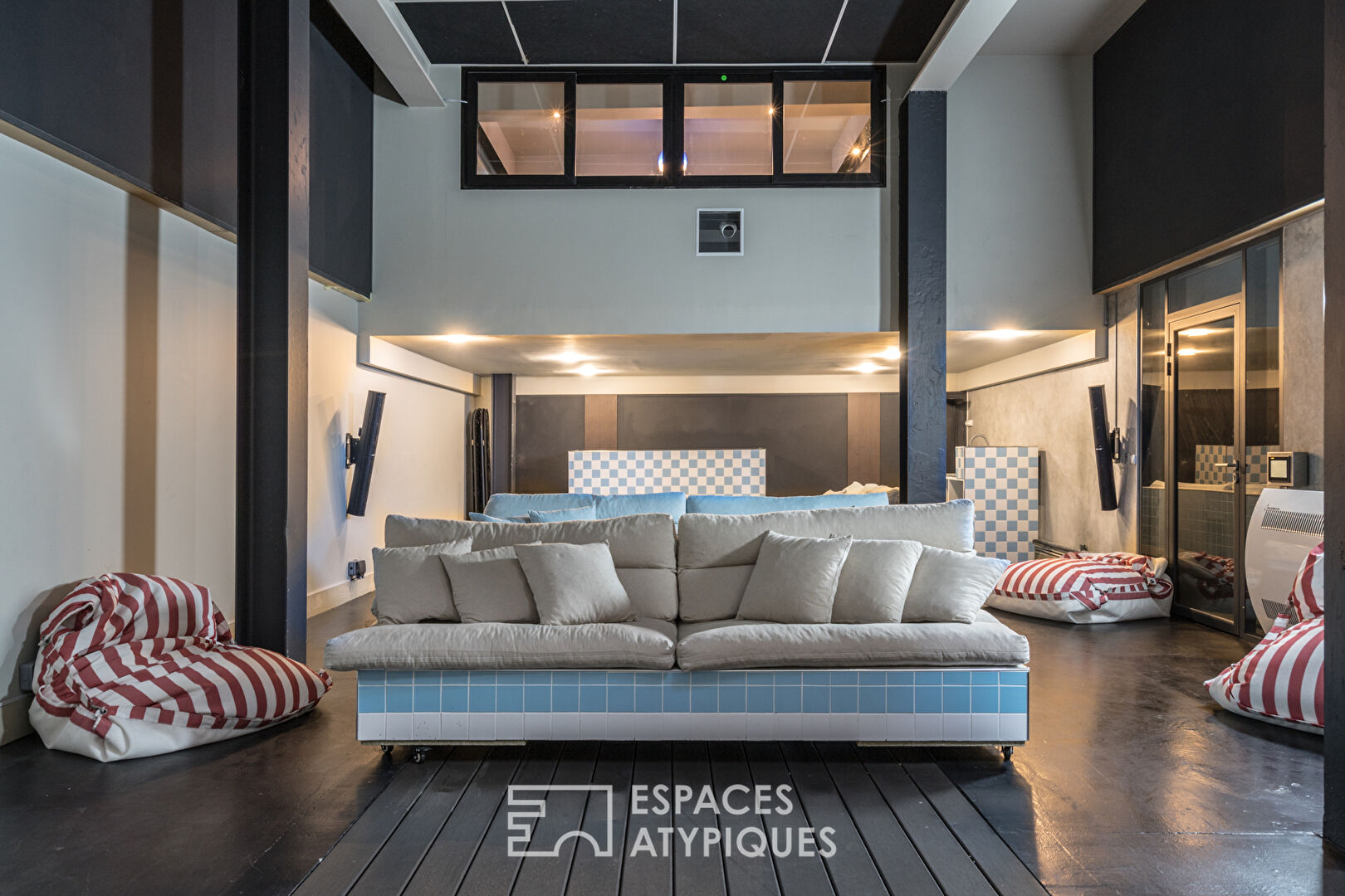 Espace de travail avec piscine