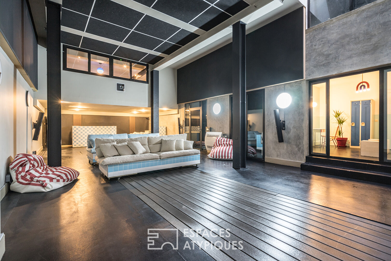 Espace de travail avec piscine