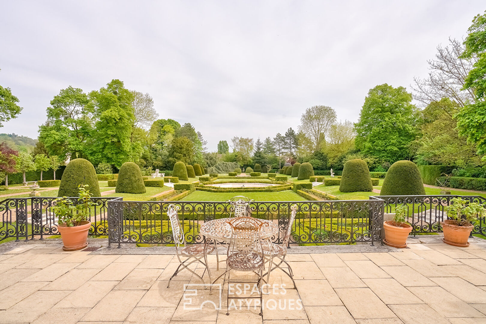 Château avec ses jardins à la française