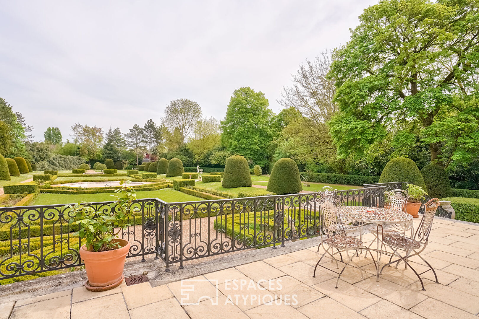 Château avec ses jardins à la française