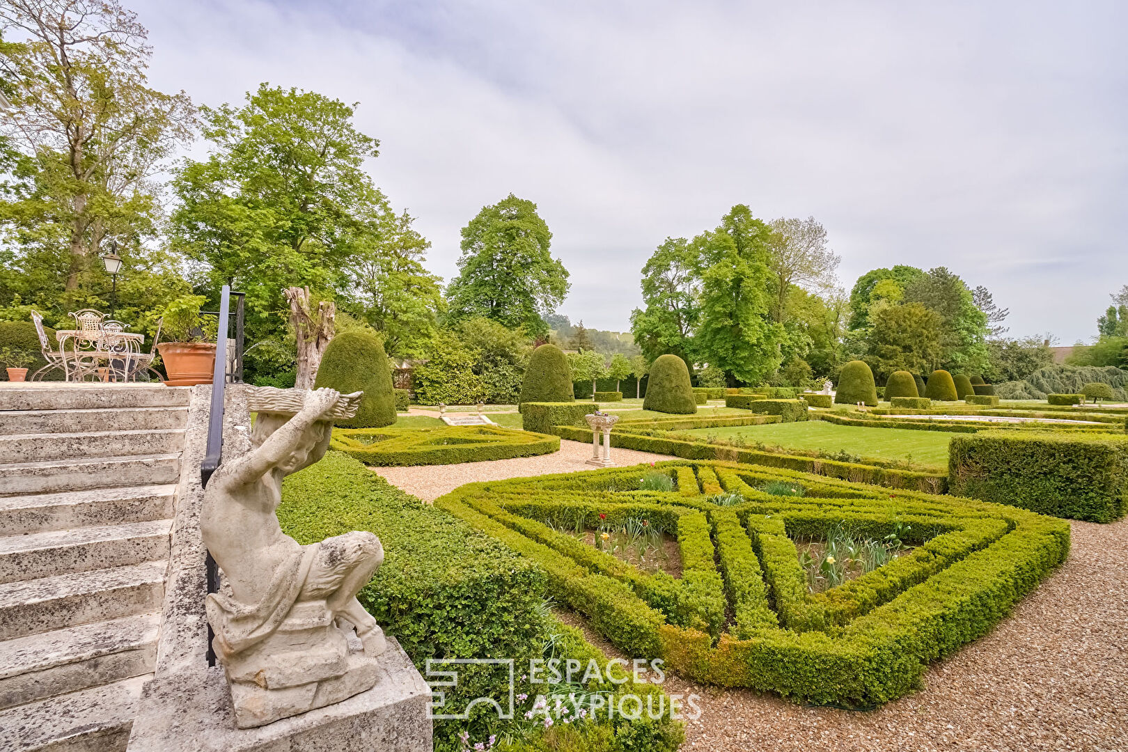 Château avec ses jardins à la française