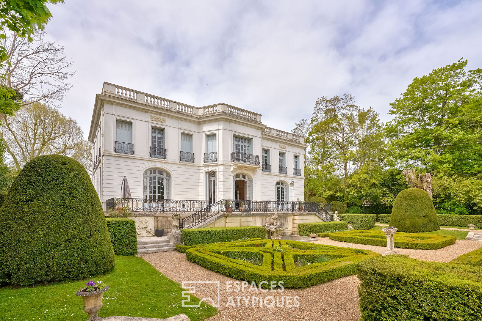 Château avec ses jardins à la française