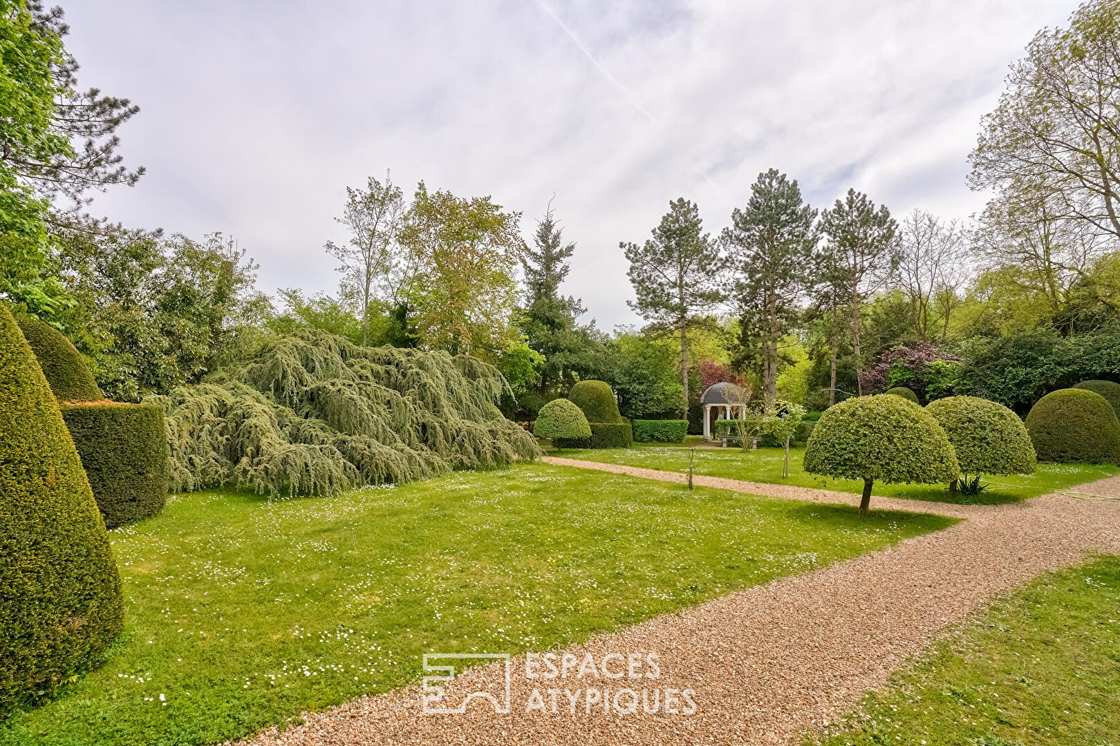 Château avec ses jardins à la française